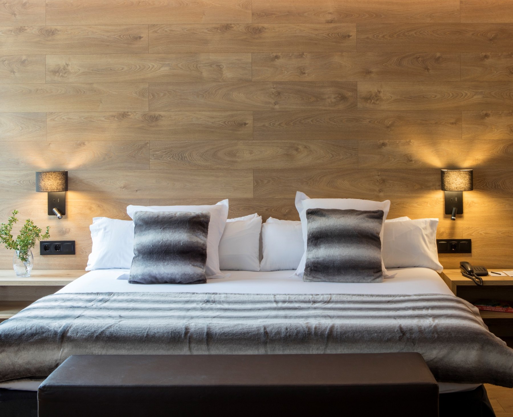Habitació de l’Acta Arthotel amb capçal de fusta