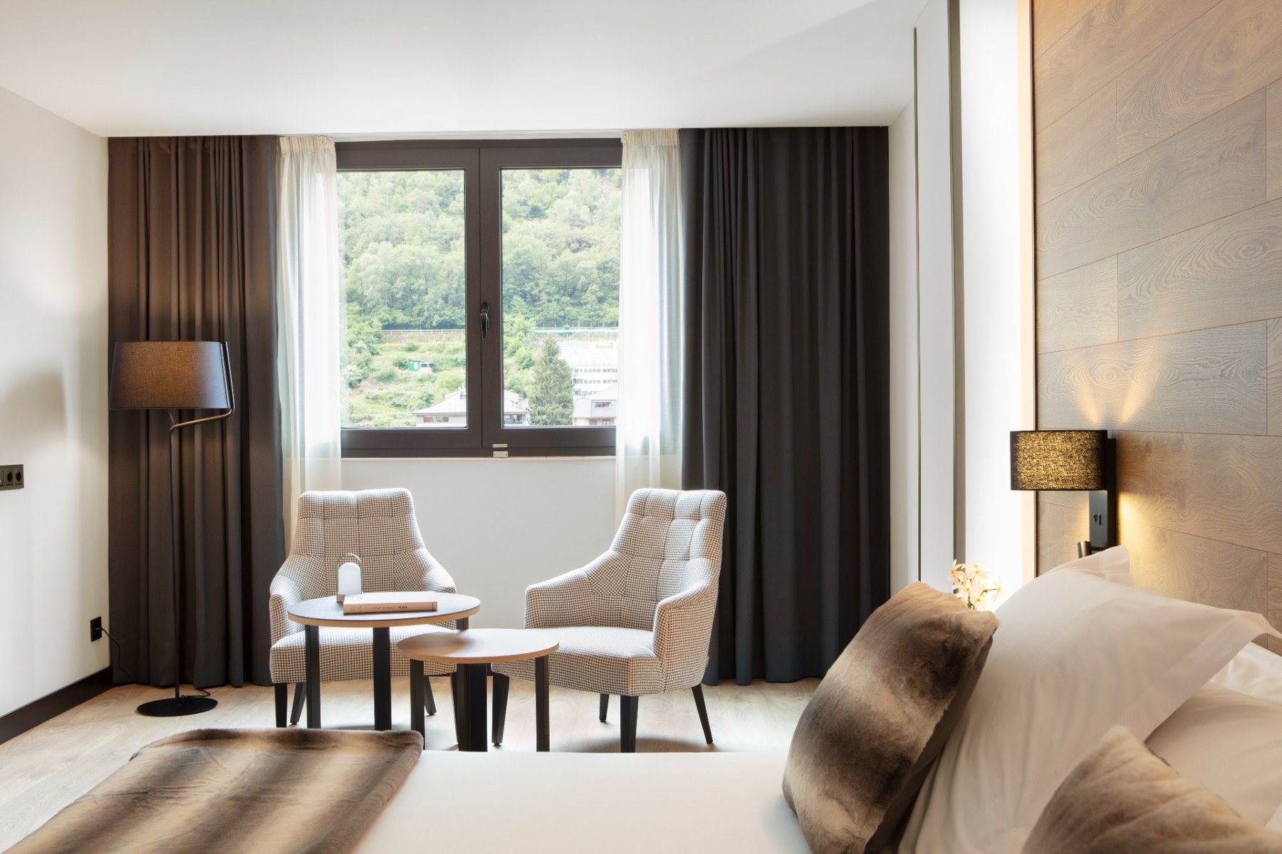 Habitació de l’Acta Arthotel amb vistes a la muntanya